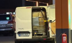 Motorina se vinde la butoi! Moldovenii au venit cu remorci de cvas la pompă