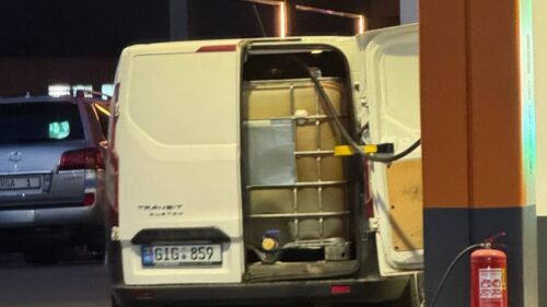 Motorina se vinde la butoi! Moldovenii au venit cu remorci de cvas la pompă