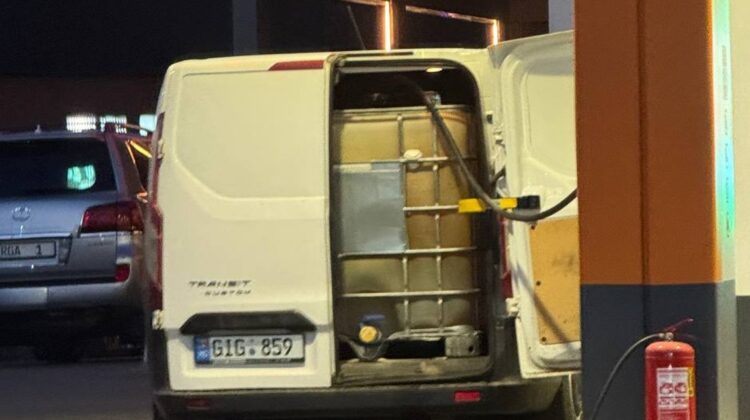 Motorina se vinde la butoi! Moldovenii au venit cu remorci de cvas la pompă