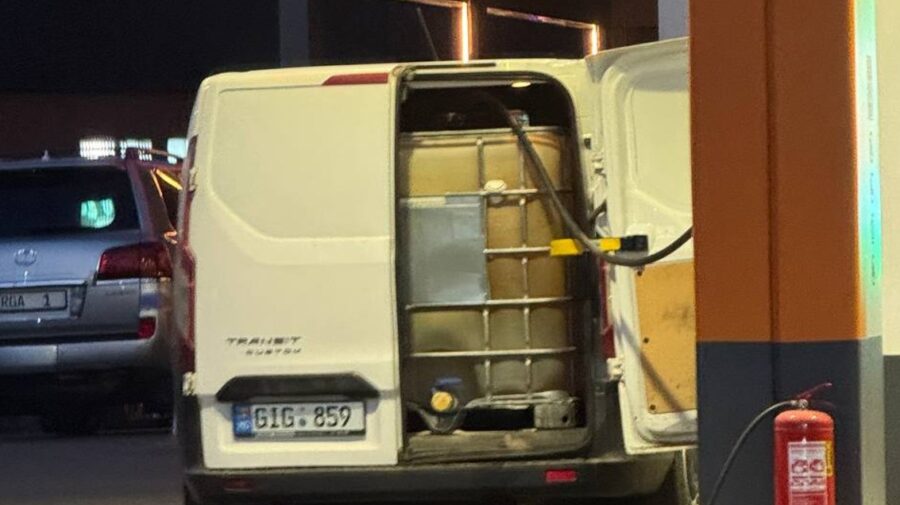 Motorina se vinde la butoi! Moldovenii au venit cu remorci de cvas la pompă