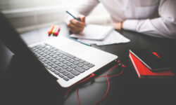 Moldova schimbă regulile jocului! Străinii cu bani și laptop primesc drept de ședere ani la rând