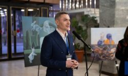 Andrei Jicol: omul care a pus picturi pe panourile din Chișinău și n-a cerut nimic în schimb