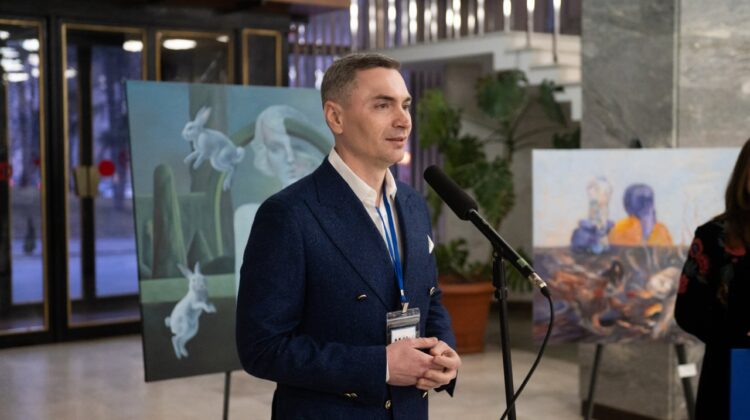 Andrei Jicol: omul care a pus picturi pe panourile din Chișinău și n-a cerut nimic în schimb