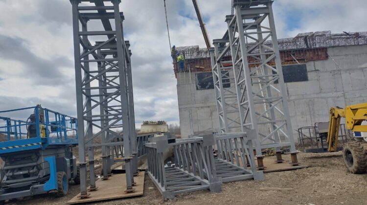 Podul peste Prut de la Ungheni! Tablierul metalic începe să se contureze pe șantier