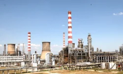 Bucureștiul vrea să redeschidă rafinăria Petrotel Lukoil: ar putea acoperi 20% din necesarul de combustibil