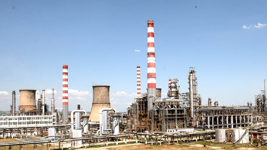 Bucureștiul vrea să redeschidă rafinăria Petrotel Lukoil: ar putea acoperi 20% din necesarul de combustibil