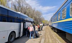 Tren direct la aeroport… cu escală obligatorie în autobuz