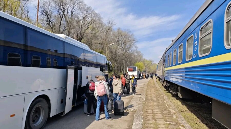 Tren direct la aeroport… cu escală obligatorie în autobuz