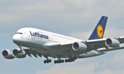 Criza lovește aviația: Lufthansa taie 20 000 de zboruri din cauza crizei de combustibil