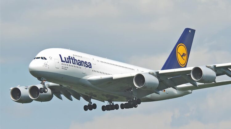 Criza lovește aviația: Lufthansa taie 20 000 de zboruri din cauza crizei de combustibil