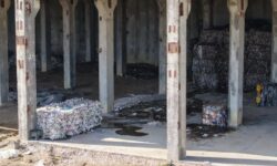 Scandal la Sîngera din cauza unui centru de sortare a deșeurilor, situat la 300 m de case. Oamenii amenință cu proteste