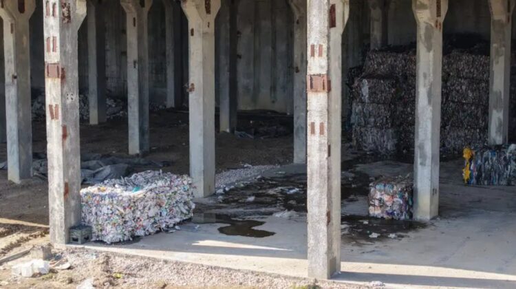 Scandal la Sîngera din cauza unui centru de sortare a deșeurilor, situat la 300 m de case. Oamenii amenință cu proteste