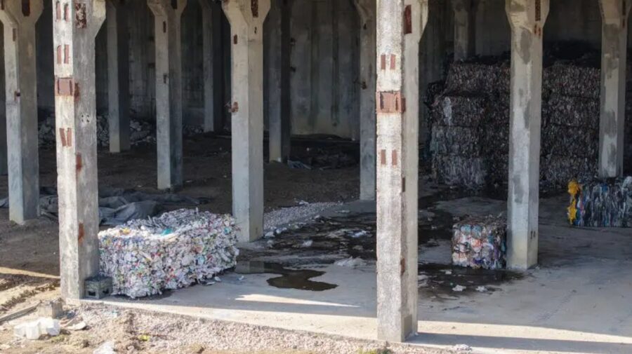 Scandal la Sîngera din cauza unui centru de sortare a deșeurilor, situat la 300 m de case. Oamenii amenință cu proteste