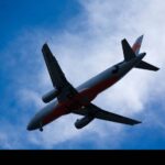 Biletele de avion se scumpesc din cauza carburanților. Cât vor plăti în plus pasagerii