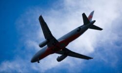 Biletele de avion se scumpesc din cauza carburanților. Cât vor plăti în plus pasagerii