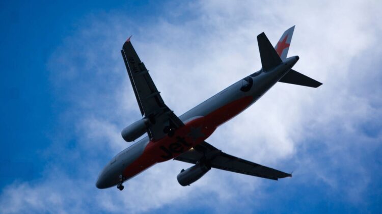 Biletele de avion se scumpesc din cauza carburanților. Cât vor plăti în plus pasagerii