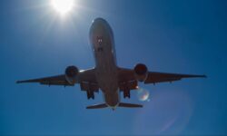 O companie aeriană din Moldova pregătește scumpirea biletelor de avion! CEO-ul evită să spună cu cât