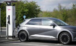 Vânzările de mașini electrice explodează în Europa, pe fondul scumpirii carburanților