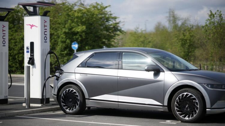 Vânzările de mașini electrice explodează în Europa, pe fondul scumpirii carburanților