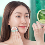 Capcana soarelui de aprilie: Cum să reaplici SPF-ul peste machiaj în 30 de secunde, direct pe terasă