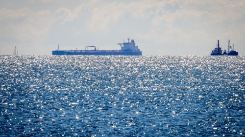 Rusia își trimite petrolul pe o rută mai lungă și mai scumpă ca să evite capturarea