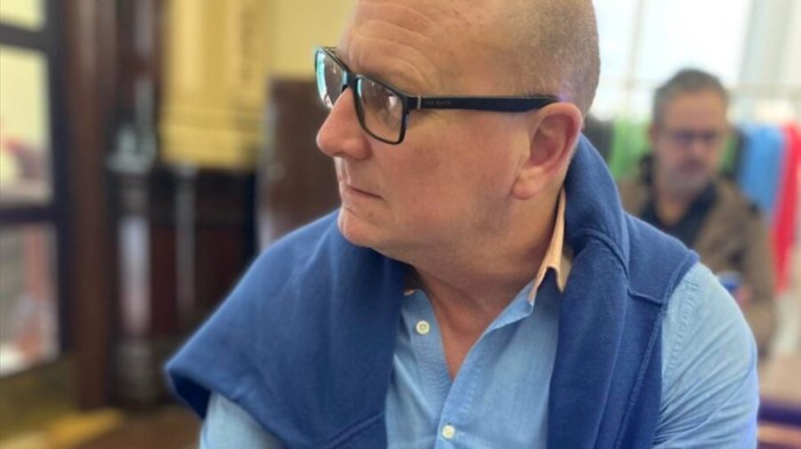 PRIN VANCE VINE VRAJA!