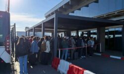 Haos la Aeroportul Chișinău! Controlul pașapoartelor începe din stradă