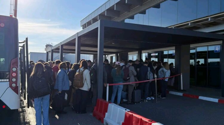Haos la Aeroportul Chișinău! Controlul pașapoartelor începe din stradă