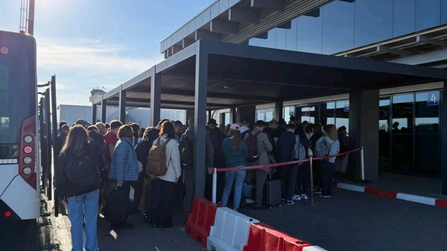 Haos la Aeroportul Chișinău! Controlul pașapoartelor începe din stradă