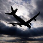 Războiul cu Iranul poate îngropa zborurile low-cost! Biletele ieftine riscă să dispară