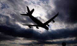 Războiul cu Iranul poate îngropa zborurile low-cost! Biletele ieftine riscă să dispară