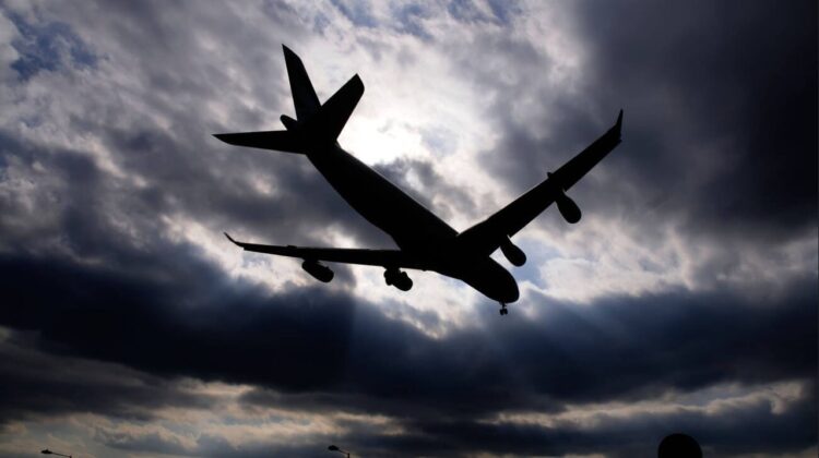 Războiul cu Iranul poate îngropa zborurile low-cost! Biletele ieftine riscă să dispară