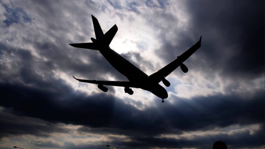 Războiul cu Iranul poate îngropa zborurile low-cost! Biletele ieftine riscă să dispară