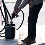 Benzina ar putea deveni tot mai scumpă: Arabia Saudită avertizează asupra unui deficit global