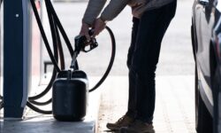 Benzina ar putea deveni tot mai scumpă: Arabia Saudită avertizează asupra unui deficit global