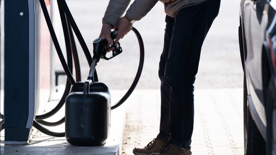 Benzina ar putea deveni tot mai scumpă: Arabia Saudită avertizează asupra unui deficit global