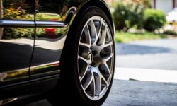 BMW, Audi și motociclete abandonate: Fiscul a pus ”mâna” pe vehicule de aproape 92 000 de lei