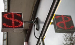 Veniturile din petrol întăresc rubla rusească! Un dolar a ajuns să coste 70 de ruble