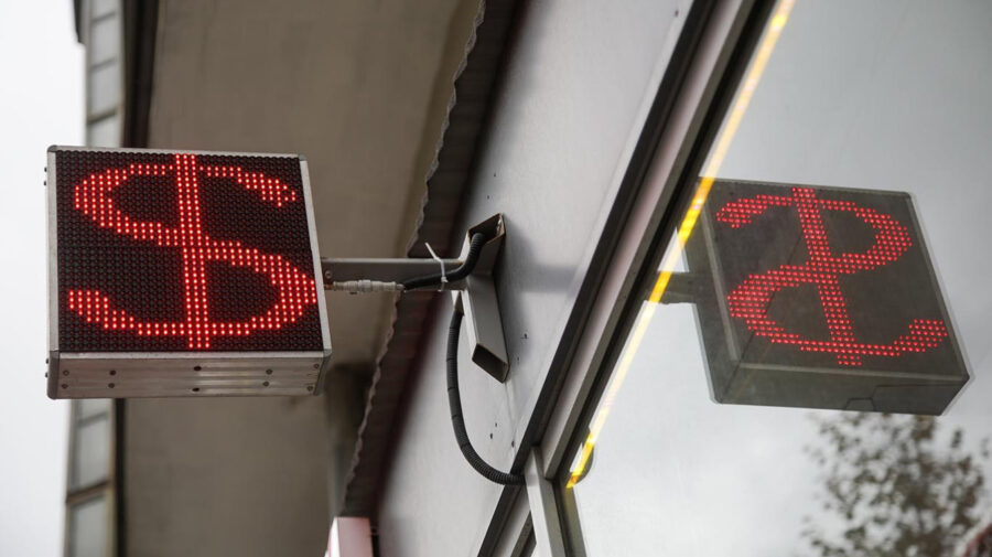 Veniturile din petrol întăresc rubla rusească! Un dolar a ajuns să coste 70 de ruble