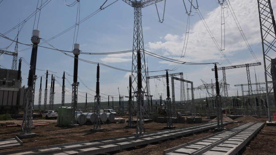 Întârzieri la linia independenței energetice: Compania responsabilă riscă penalități de 10%