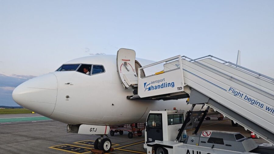 Până la 300.000 de dolari pe an! Cât câștigă cei care stau la manșa avioanelor