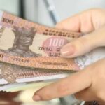Bugetarii, loviți la buzunar: Cei care au două funcții deodată vor primi mai puțini bani, iar premiile vor fi plafonate