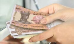 Bugetarii, loviți la buzunar: Cei care au două funcții deodată vor primi mai puțini bani, iar premiile vor fi plafonate
