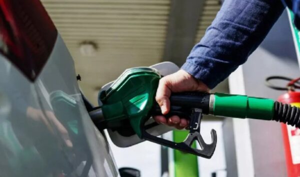 O nouă povară la pompă: Din 1 august, fiecare litru de carburant va include încă 48 de bani