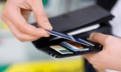 Comisioanele bancare, puse la zid: moldovenii vor putea compara taxele online și schimba mai ușor banca