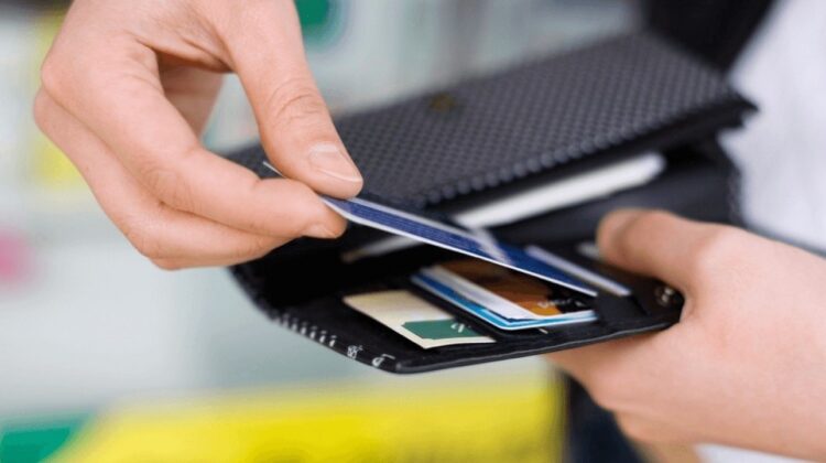 Comisioanele bancare, puse la zid: moldovenii vor putea compara taxele online și schimba mai ușor banca