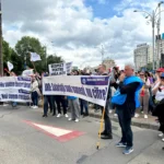 Revoltă într-una dintre cele mai mari bănci din România: Angajații au ieșit în stradă și acuză tăieri de beneficii