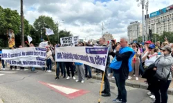 Revoltă într-una dintre cele mai mari bănci din România: Angajații au ieșit în stradă și acuză tăieri de beneficii