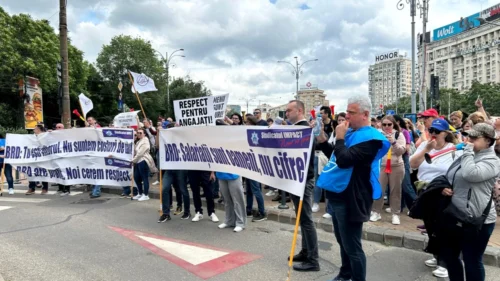 Revoltă într-una dintre cele mai mari bănci din România: Angajații au ieșit în stradă și acuză tăieri de beneficii