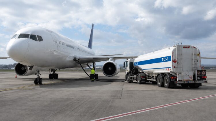 Moscova închide robinetul: exporturile de combustibil pentru avioane, interzise până în noiembrie 2026
